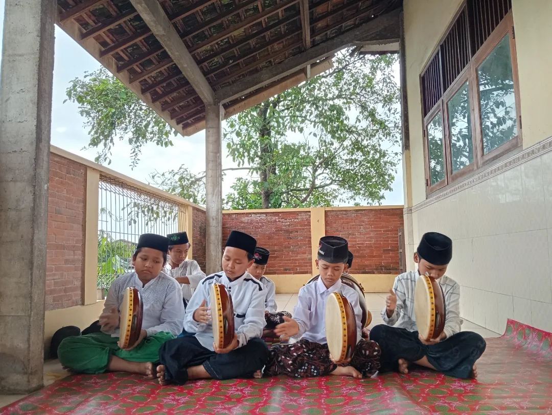Siswa MI Syumusul Huda berlatih rebana