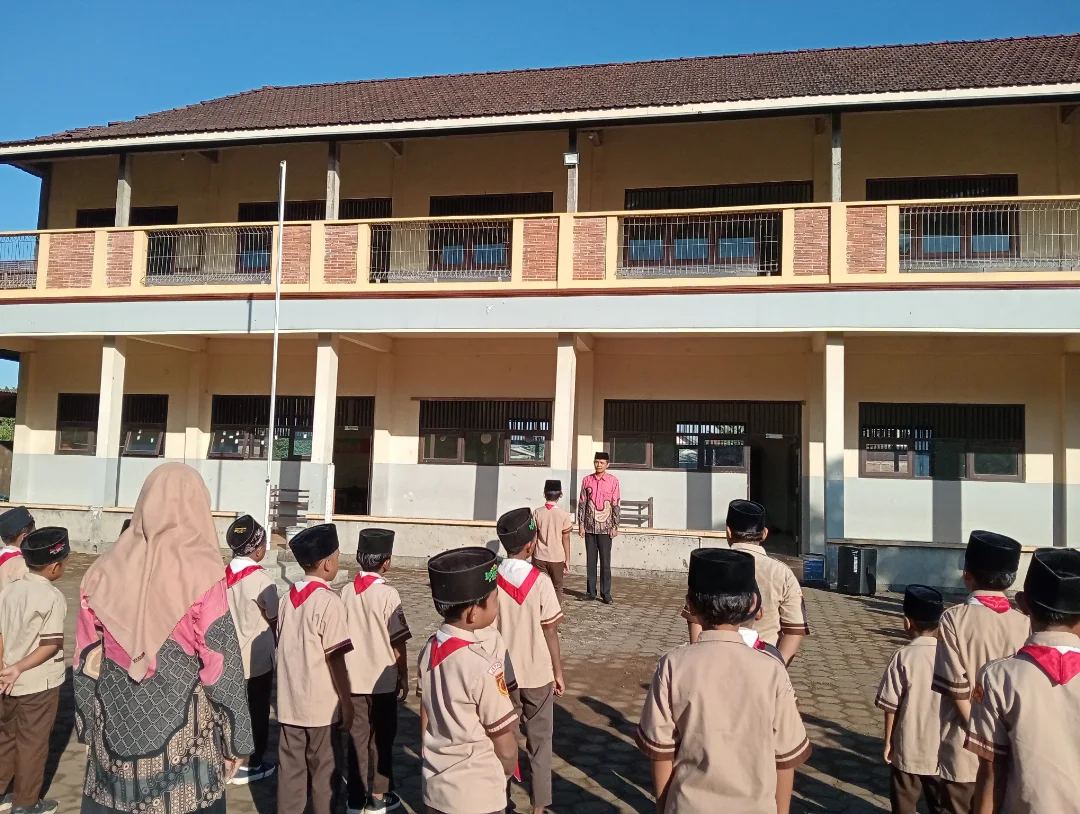 Siswa MI Syumusul Huda mengikuti upacara Hari Pendidikan Nasional